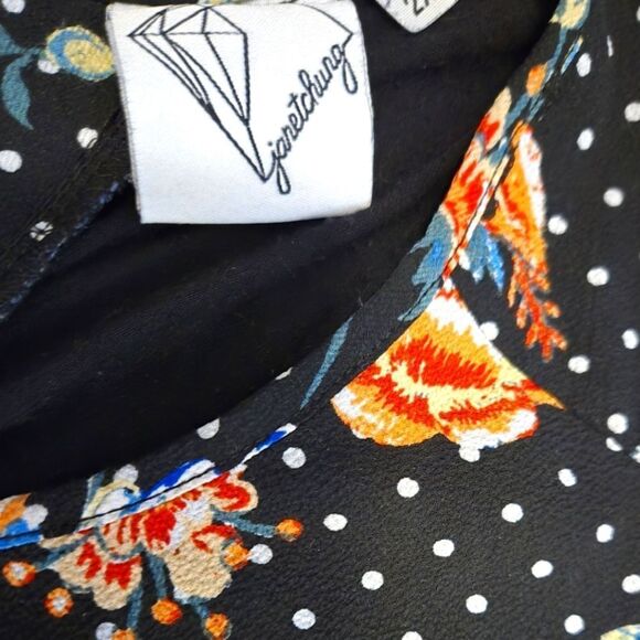 EC JANET CHUNG TANK TOP W/ TRIANGLE OPENING IN THE BACK & DECORATIVE BUTTONS XXL - Picture 3 of 6